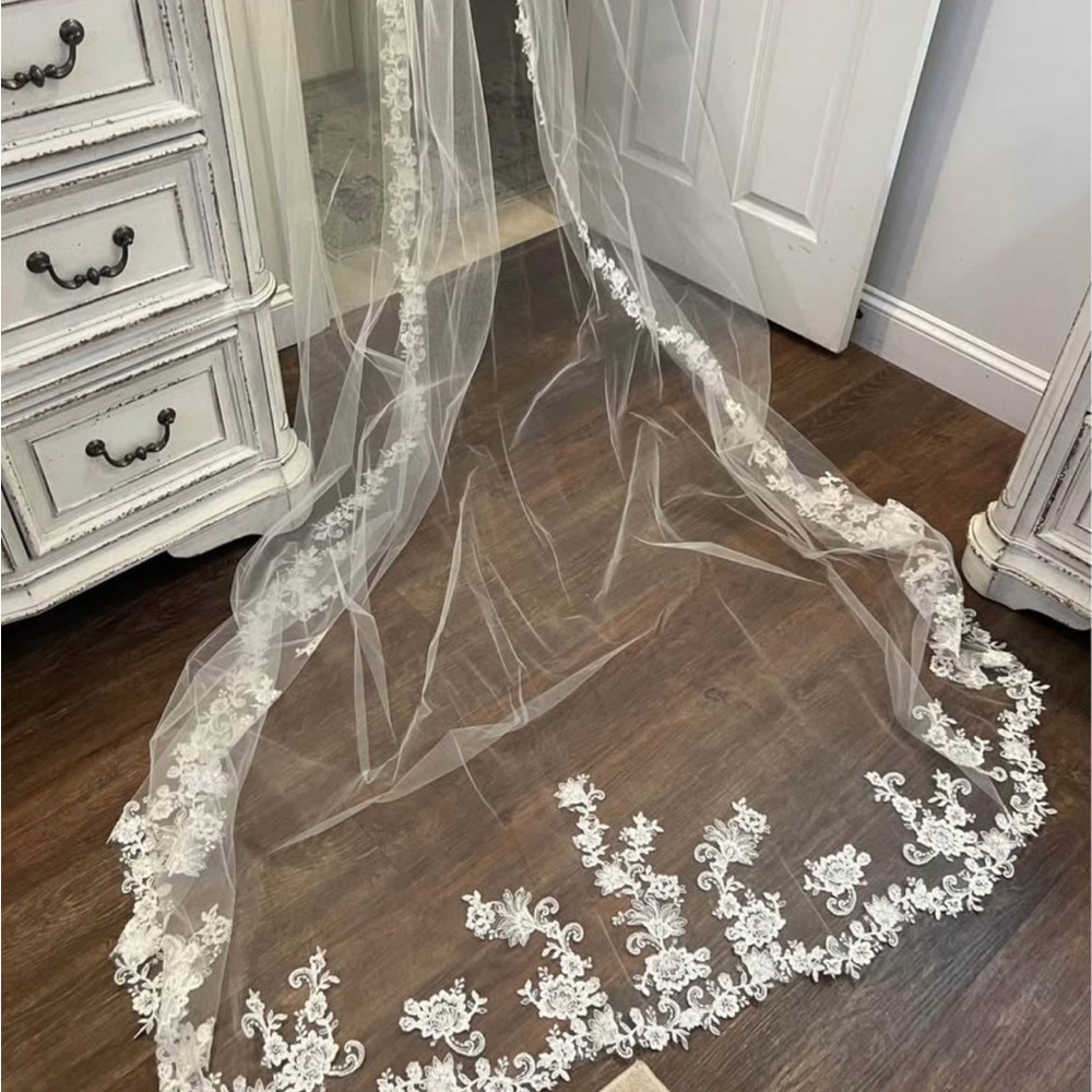 Elegant White Lace Bridal Veil